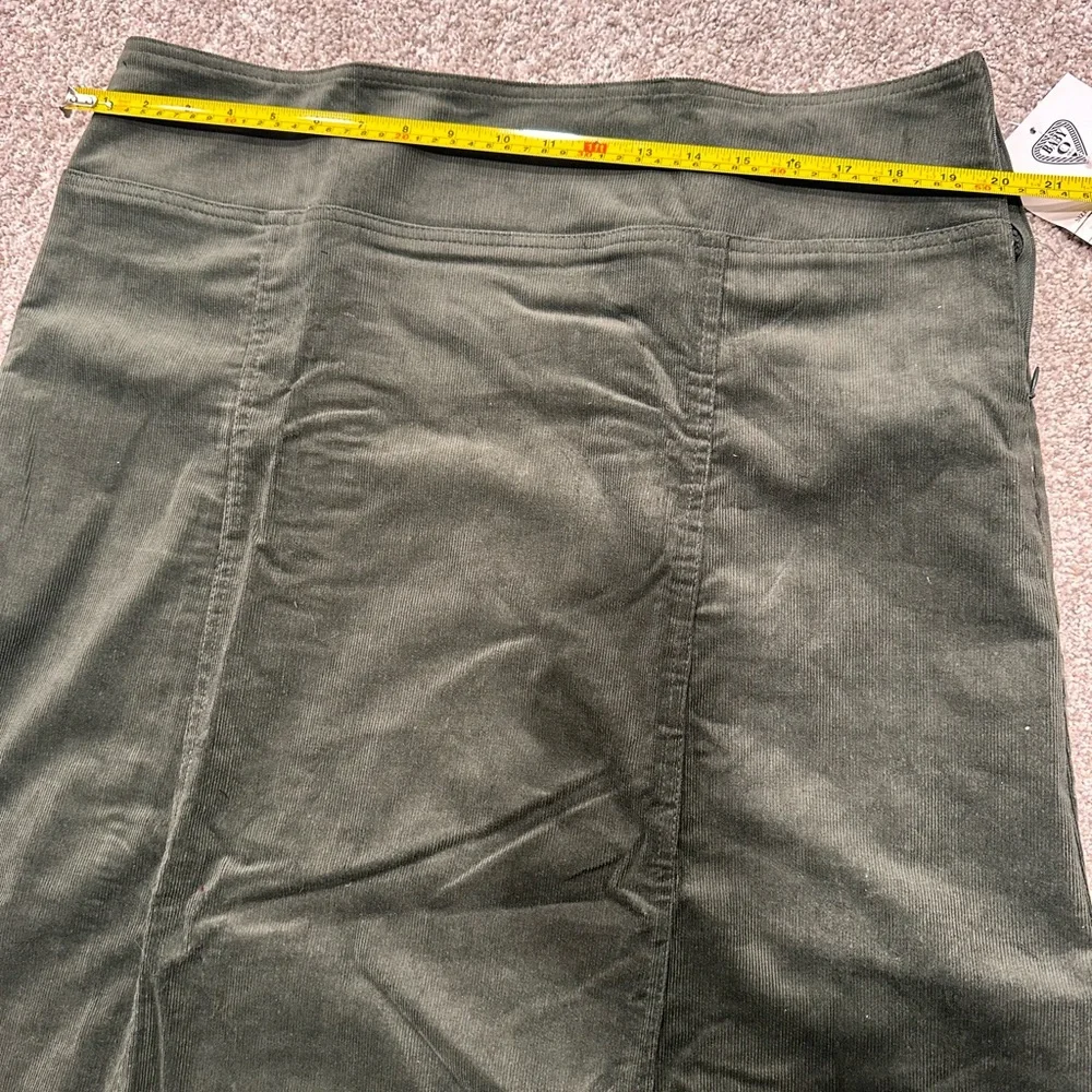 NWT Green Corduroy Skirt - Picture 9 of 10